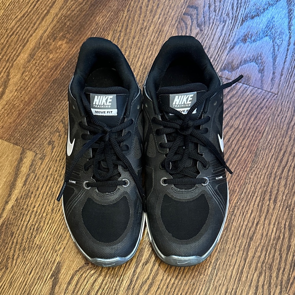 GUC Nike Black Move Fit Sneakers; 7.5
